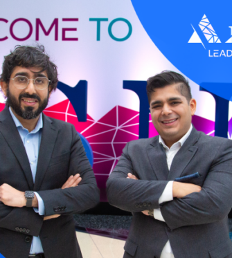 Rishi & Harsh Nayyar standing in front of the 2023 RSNA sign